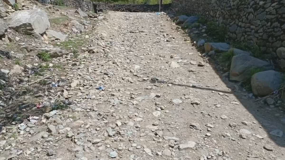 link-road-of-tral-jagir-in-dilapidated-conditions-locals-suffer
