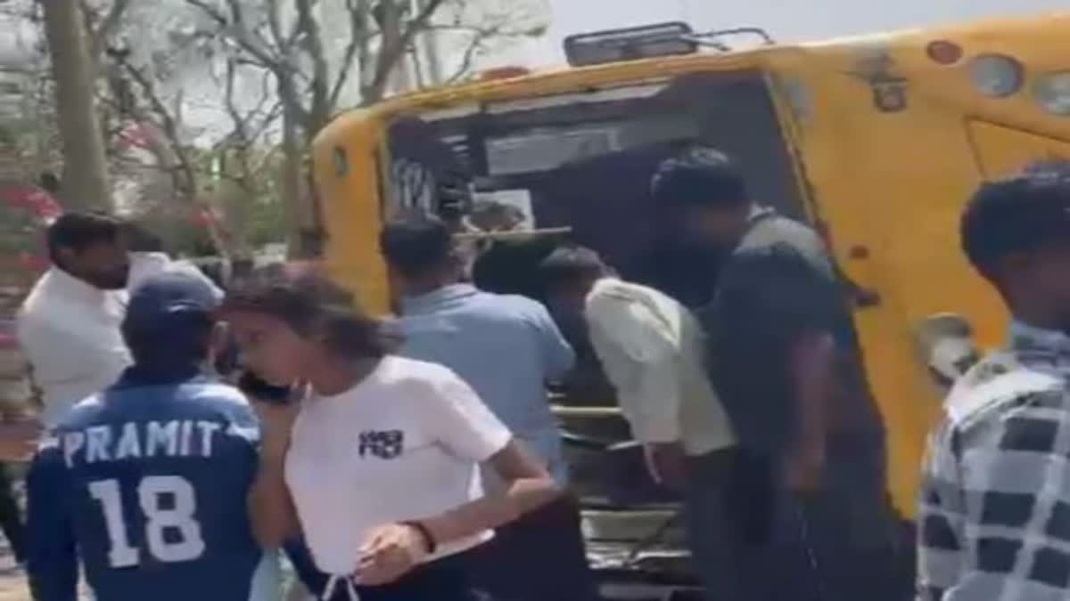 bus overturned in Greater Noida