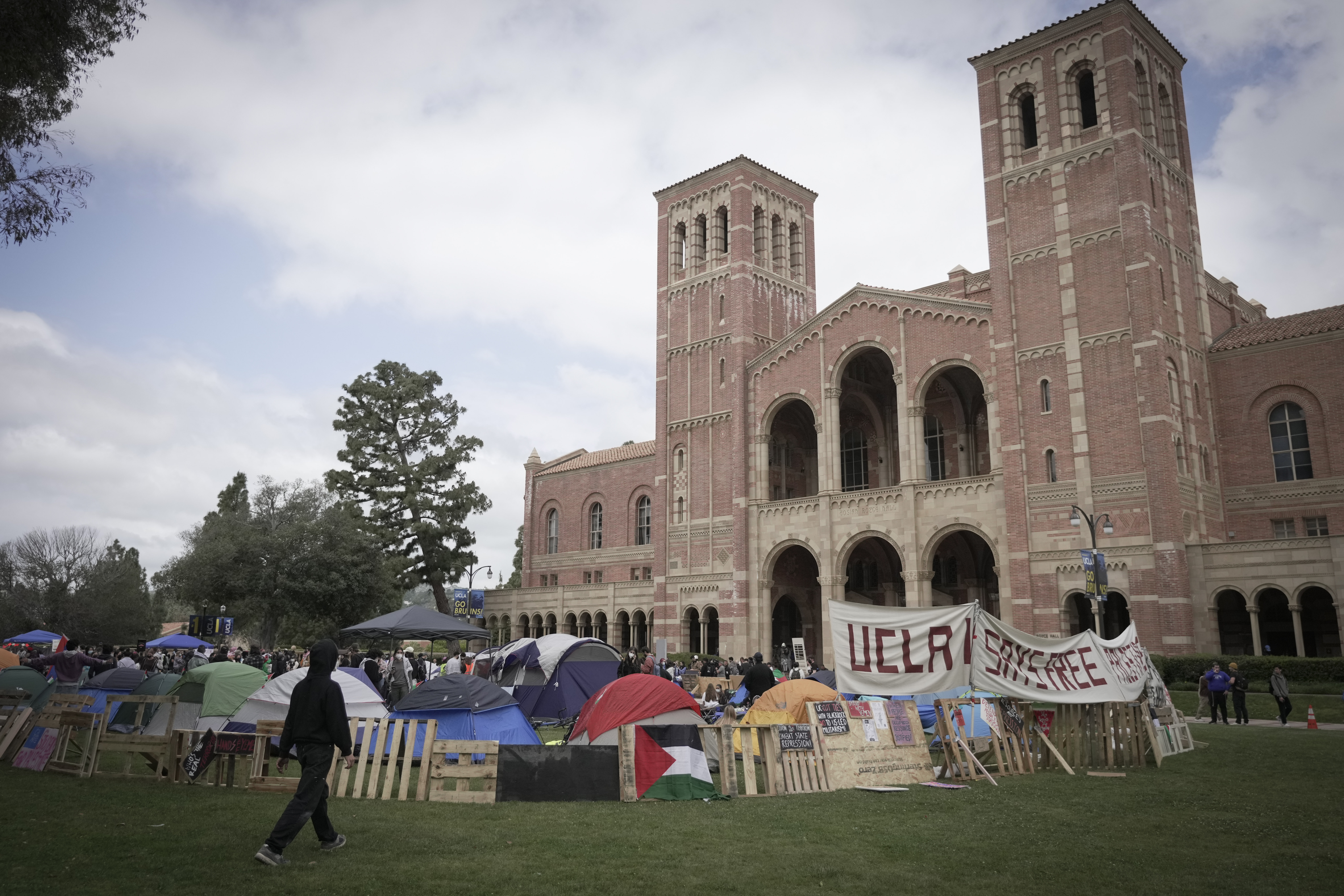 غزہ جنگ کی مخالفت میں احتجاج پورے امریکہ کی یونیورسٹیوں اور کالجوں میں پھیل گیا ( Photo: AP)