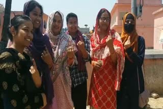 بھاگلپور میں خواتین ووٹروں نے جمہوریت کے جشن میں بڑھ چڑھ کر لیا حصہ