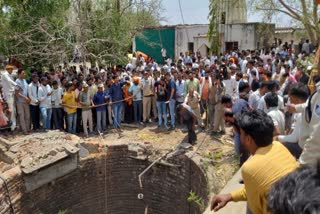 Mandsaur Car fell into well 10 died