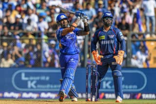 பந்தை சிக்ஸருக்கு விரட்டும் சூர்ய குமார் யாதவ்