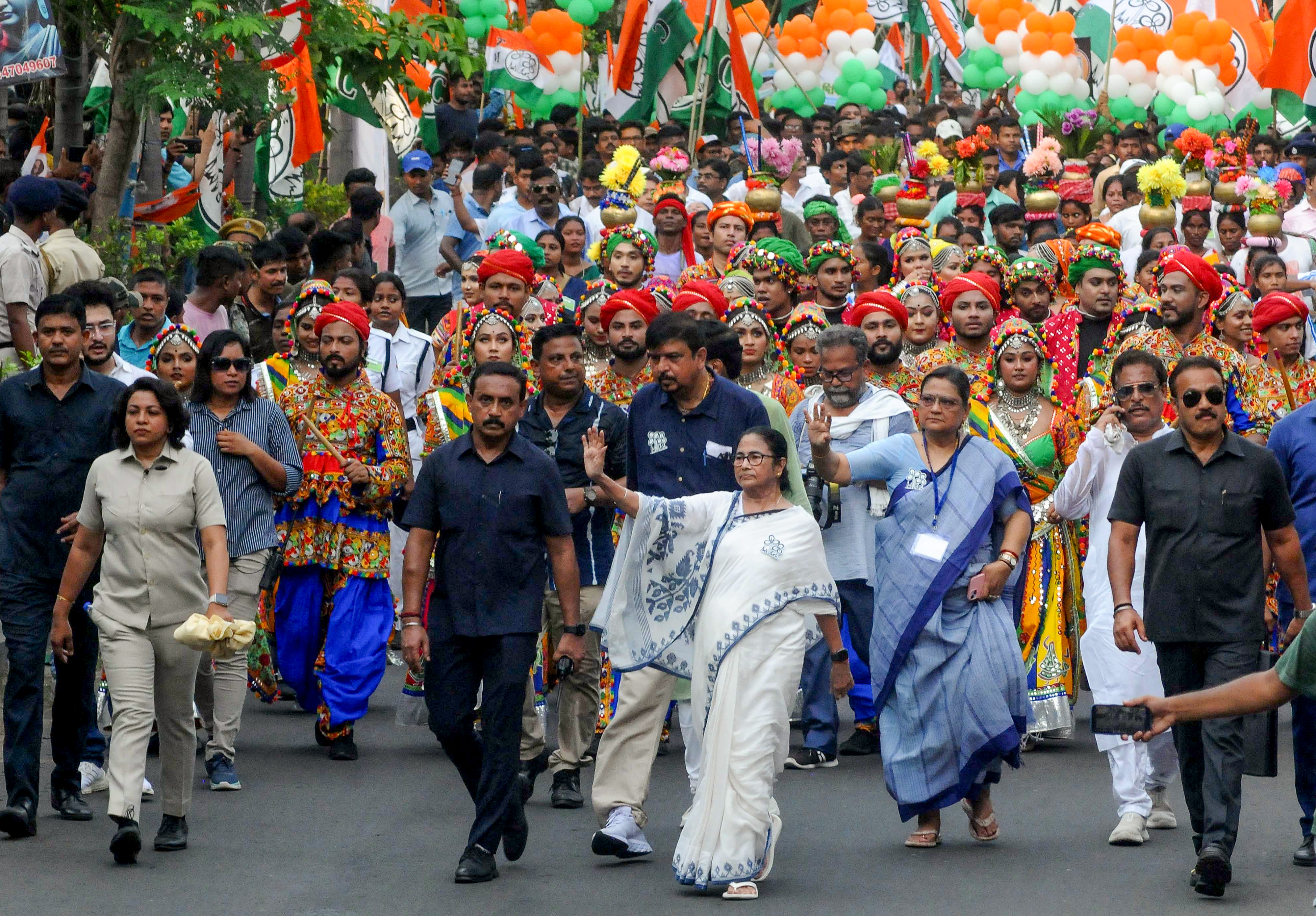 बंगाल के बारासात में चुनावी रैली करतीं सीएम ममता बनर्जी