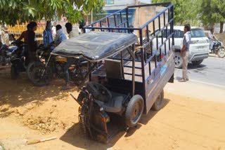 BOLERO AND E RICKSHAW COLLIDE