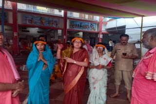 annapurna-devi-offered-prayers-at-basukinath-temple-in-dumka