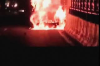 SAGARPUR CAR FIRE VIDEO  CAR CATCHES FIRE AT SAGARPUR  ഓടിക്കൊണ്ടിരുന്ന കാര്‍ അഗ്നിഗോളമായി  DELHI CAR FIRE