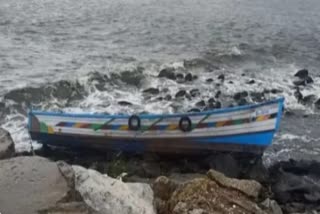 KAYAMKULAM HARBOUR  കടൽക്ഷോഭം  കടൽക്ഷോഭത്തിൽ വളളങ്ങൾ തകർന്നു  ROUGH SEA DAMAGE IN KAYAMKULAM