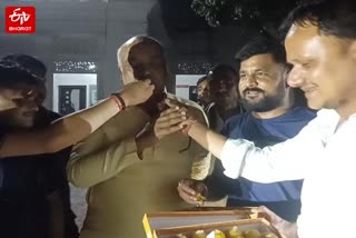 समर्थकों ने बांटी मिठाई, फोड़े पटाखे.