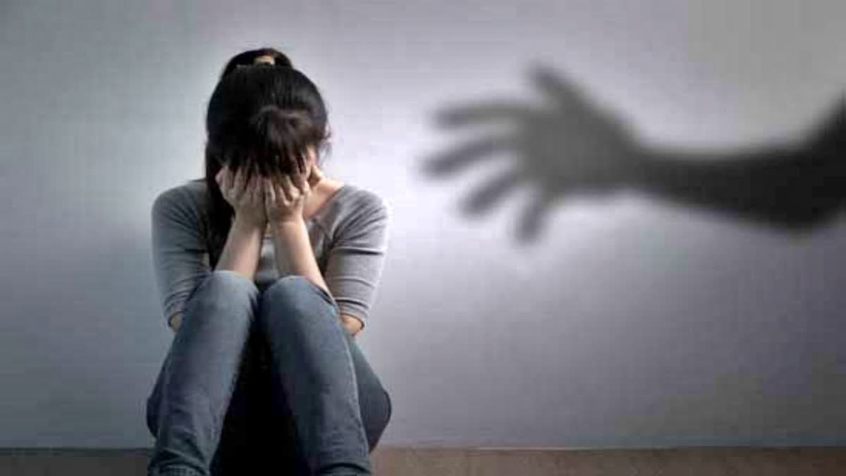 Three friends rape on 10th girl  Three friends rape on 10th girl in Telangana  Six people arrested over rape case in Telangana  ಪ್ರೀತಿಯ ಹೆಸರಲ್ಲಿ ಒಬ್ಬ  ಬೆದರಿಸಿ ಇಬ್ಬರು ಬಾಲಕಿ ಮೇಲೆ ಅತ್ಯಾಚಾರ  ಐವರು ಬಾಲಕರು ಸೇರಿ ಆರು ಜನ ಬಂಧನ  ಬೆದರಿಸಿ ಮತ್ತಿಬ್ಬರು ಸ್ನೇಹಿತರು ಬಾಲಕಿಯ ಮೇಲೆ ಅತ್ಯಾಚಾರ  ಜಿಲ್ಲೆಯಲ್ಲಿ ದಾರುಣ ಘಟನೆ  ಪ್ರಿಯಕರನೊಂದಿಗೆ ಏಕಾಂತದಲ್ಲಿ ಕಾಲ ಕಳೆಯುತ್ತಿದ್ದ  ಬಾಲಕಿ ತಾನು ವಾಸಿಸುತ್ತಿದ್ದ ಬೀದಿ  ಬಾಲಕಿಗೆ ಬೆದರಿಸಿ ಅತ್ಯಾಚಾರ  ಚಿಕ್ಕ ವಯಸ್ಸಿನಲ್ಲಿ ಪ್ರೀತಿಗೆ ಬಿದ್ದ ಬಾಲೆ  ಬಾಲಕಿಯ ಮೇಲೆ ಅತ್ಯಾಚಾರ  ಬಾಲಕಿ ಪೋಷಕರಿಂದ ಪೊಲೀಸ್​ ಠಾಣೆಗೆ ದೂರು  ಐವರು ಬಾಲಕರು ಸೇರಿದಂತೆ ಆರು ಜನ ಬಂಧನ