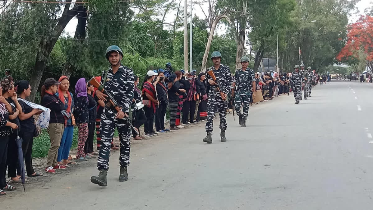 Manipur Violence: Women becoming a challenge for the army in Manipur, deliberately blocking the way