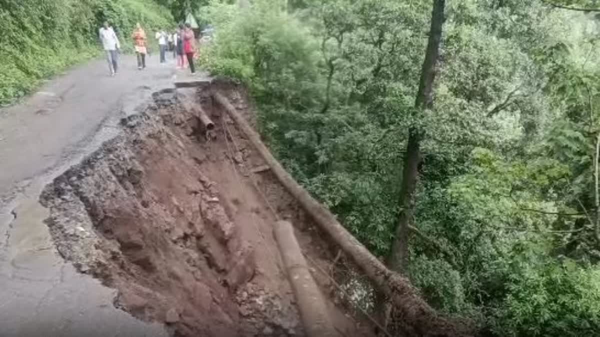 किलबरी पंगूट मार्ग पर हुआ भूस्खलन