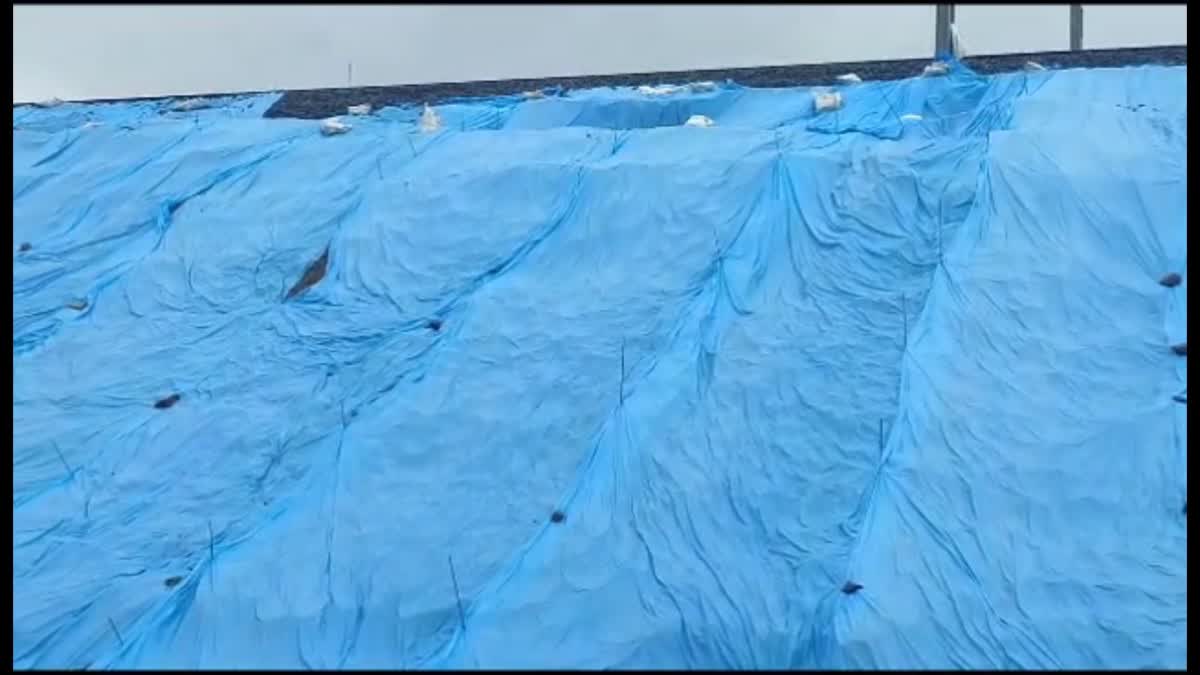 Valsad News : સંજાણમાં પહેલા વરસાદમાં તંત્રએ બુદ્ધિનું પ્રદર્શન કર્યું, રેલવેની માટી અટકાવવા પ્લાસ્ટિક પાથર્યું, 10 કલાકમાં 3 અકસ્માત