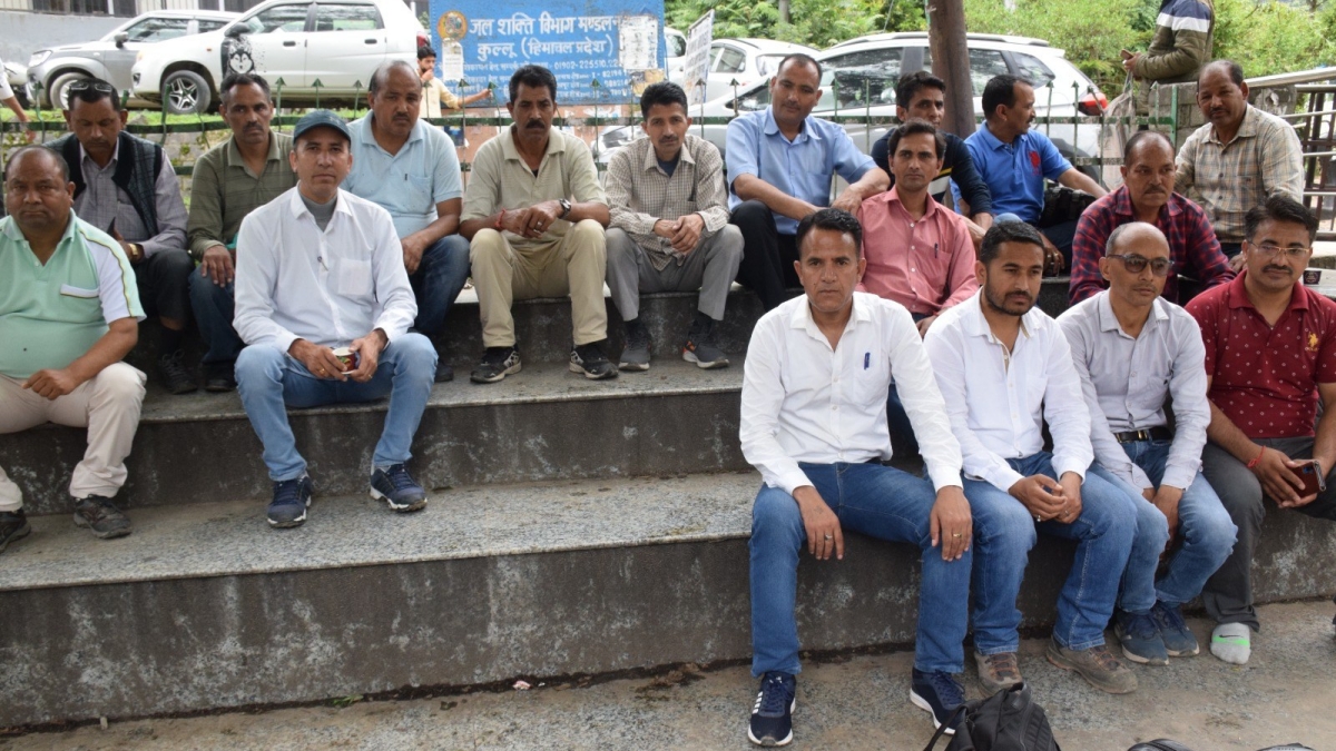 Zilla Parishad cadre employees on mass leave in Kullu.