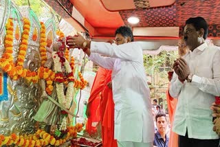 DK Sivakumar paid floral tributes to Kempegowda's statue