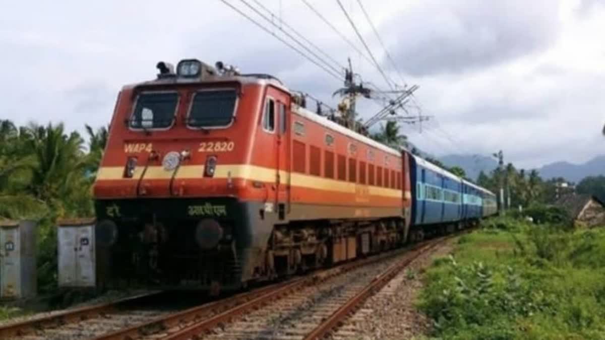 INDIAN RAILWAYS  ഖേദം പ്രകടിപ്പിച്ച് ഇന്ത്യൻ റെയിൽവേ  ബർത്ത് പൊട്ടിവീണ് യാത്രികൻ മരിച്ചു  ട്രെയിനിലെ ബെര്‍ത്ത് അപകടം