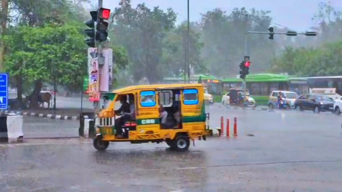 RAINS IN SOME PARTS OF DELHI  ഡൽഹിയിൽ മഴ  RAIN UPDATES IN DELHI  ഡല്‍ഹിയില്‍ ചൂടിനാശ്വാസമായി മഴ