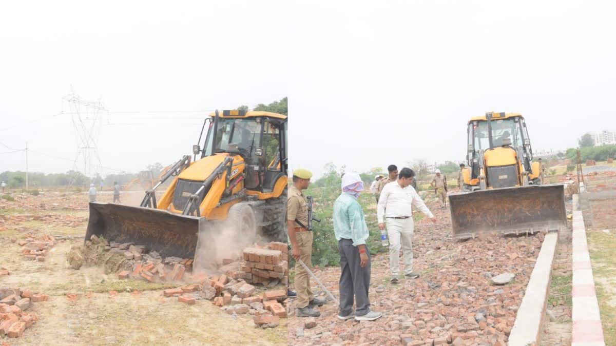 अवैध प्लाटों पर चला बुलडोजर