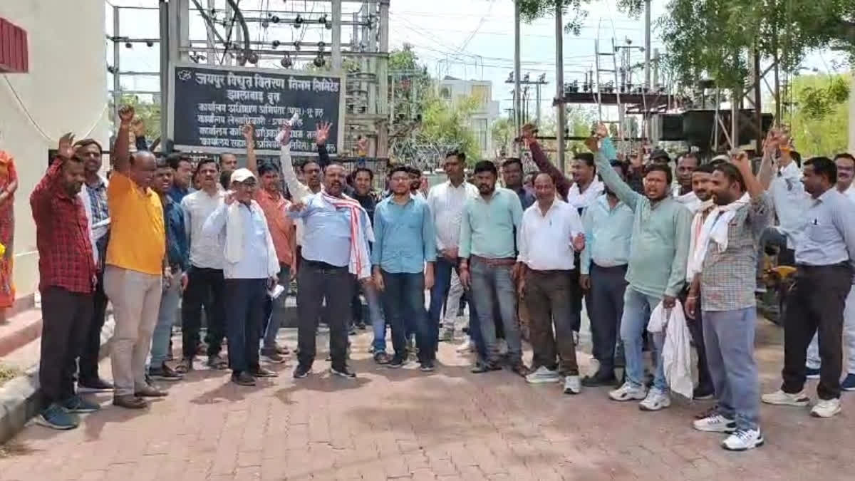 Electricity workers demonstrated