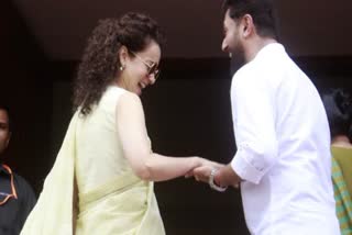 A big smile on the face, hand in hand, Kangana and Chirag were seen together in the new Parliament House