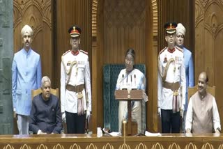 پارلیمنٹ کے مشترکہ اجلاس سے صدر جمہوریہ دروپدی مرمو خطاب  کر رہی ہیں