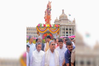 ವಿಧಾನಸೌಧದ ಆವರಣದಲ್ಲಿರುವ ಕೆಂಪೇಗೌಡ ಪ್ರತಿಮೆಗೆ ಸಿಎಂ ಗೌರವ ಸಲ್ಲಿಸಿದರು.