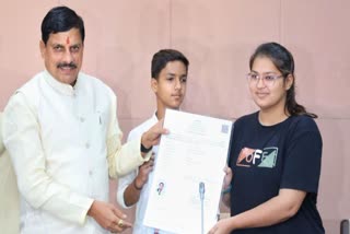 CM MOHAN YADAV GAVE CERTIFICATE