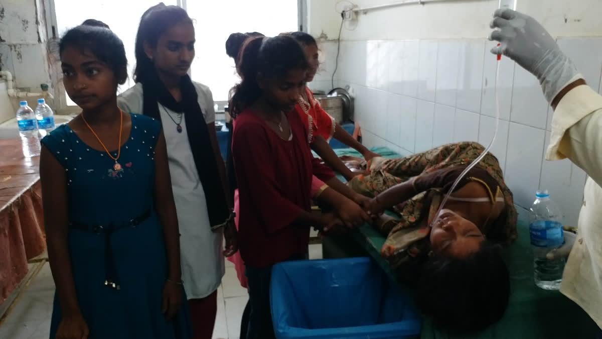 People coming to hospital with snakes to get treated for snakebite in Palamu