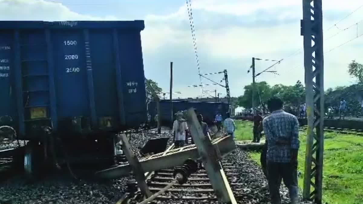 8 wagons, brake van of goods train derailed; no injuries