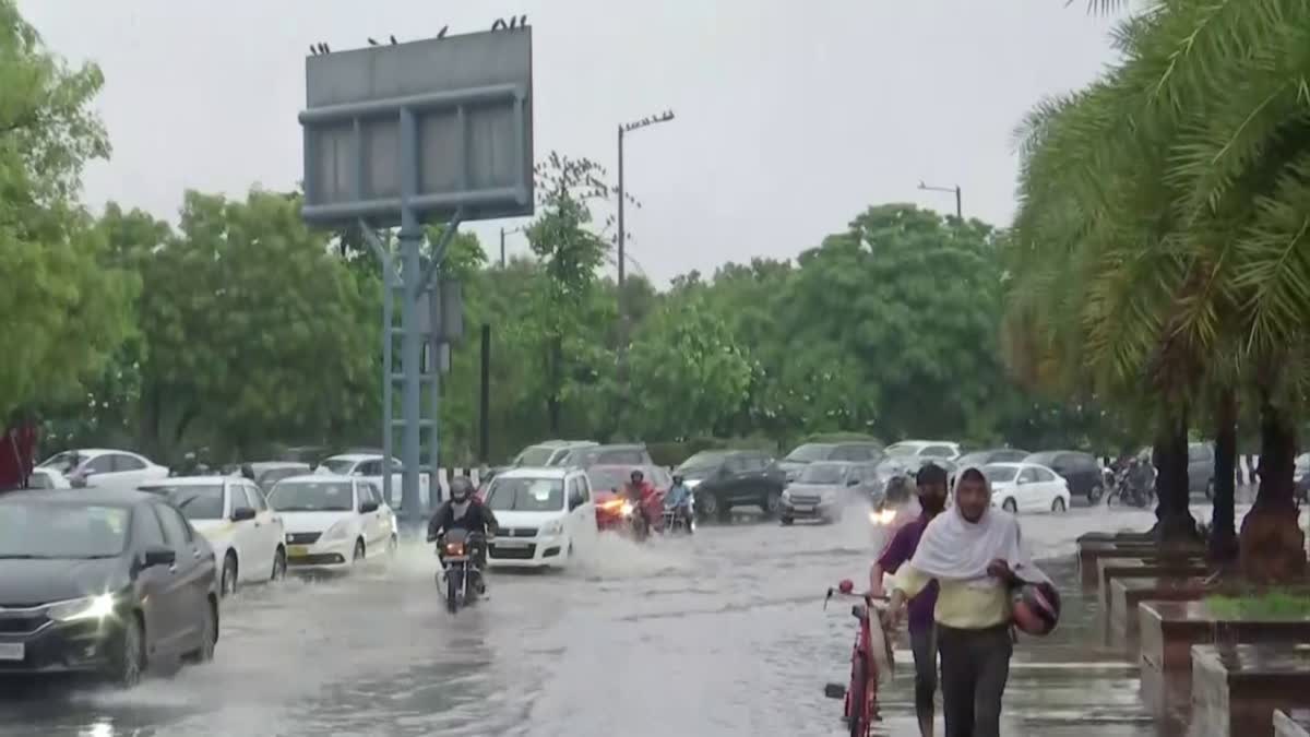 Heavy Rain lashes in Telangana.. streams are Overflowing.. Most of the villages are under water blockade.. Godavari water level rising again.. A second danger alert was issued in Bhadrachalam