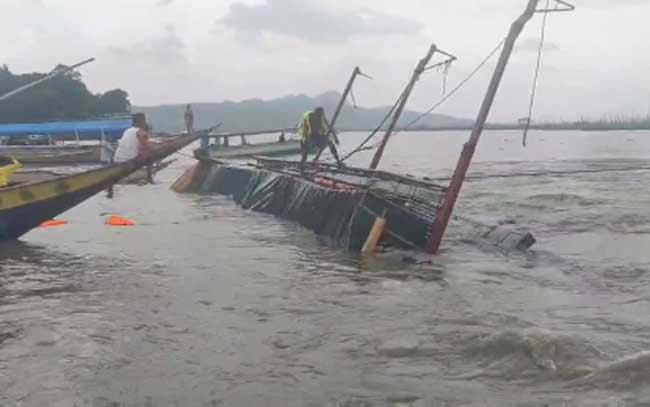 philippines passenger boat overturns