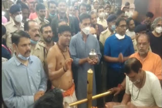 The priests of Mahakaleshwar temple have objected to Bollywood actor Akshay Kumar’s upcoming movie Oh My God-2 and demanded the scenes shot in Mahakaleshwar temple to be removed.