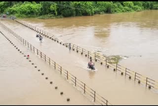 Navsari News : નવસારીમાં બ્રિજ પર પાણીના જોરદાર પ્રવાહ, છતાં લોકો જોખમી રીતે વાહન હંકારતા મળ્યા જોવા