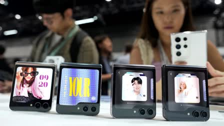 Samsung Electronics on Wednesday unveiled two foldable smartphones as it continues to bet on devices with bending screens, a budding market that has yet to fully take off because of high prices.