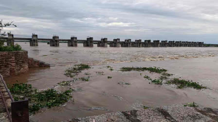 labourers trapped in Munneru flood in ntr district