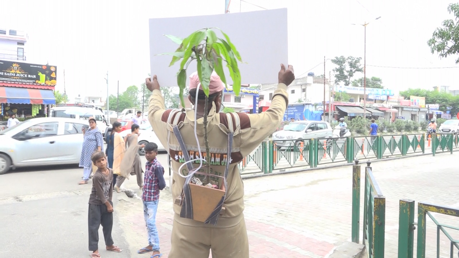 Man Promoting Environmental Protection in Una.