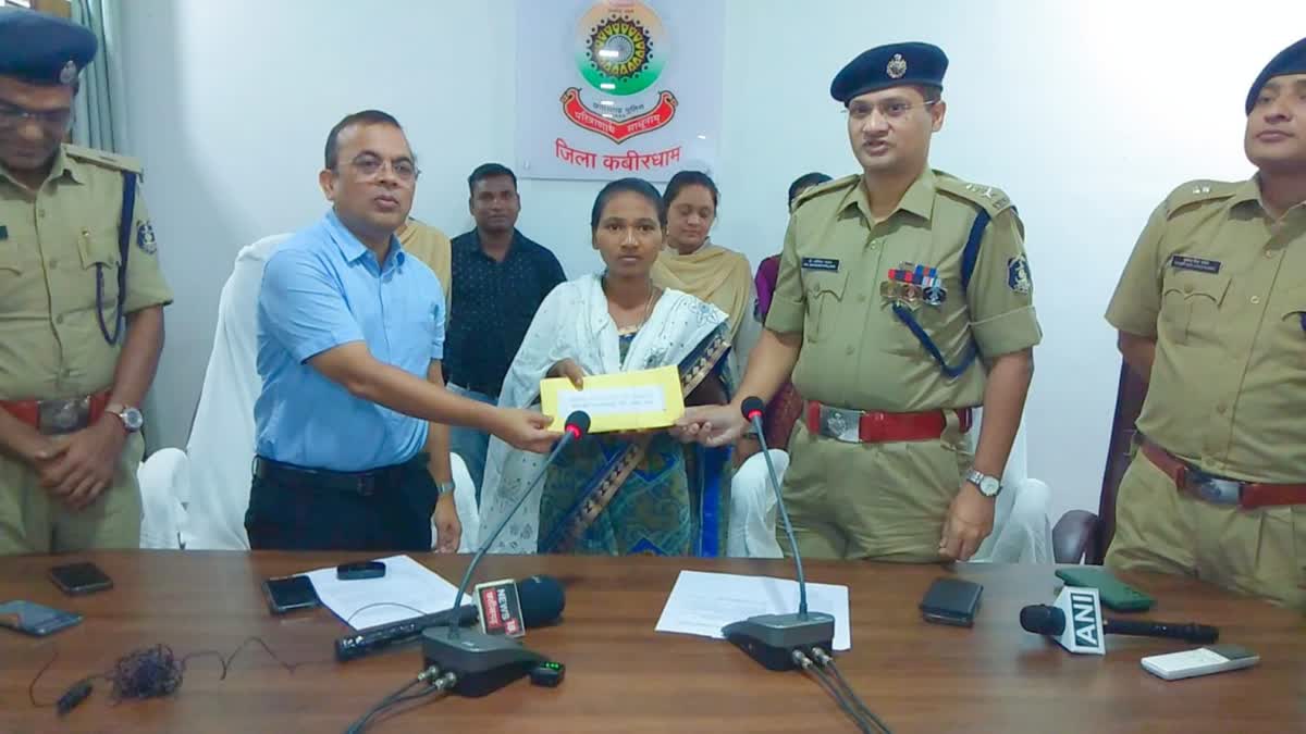 FEMALE NAXALITE SURRENDER KAWARDHA