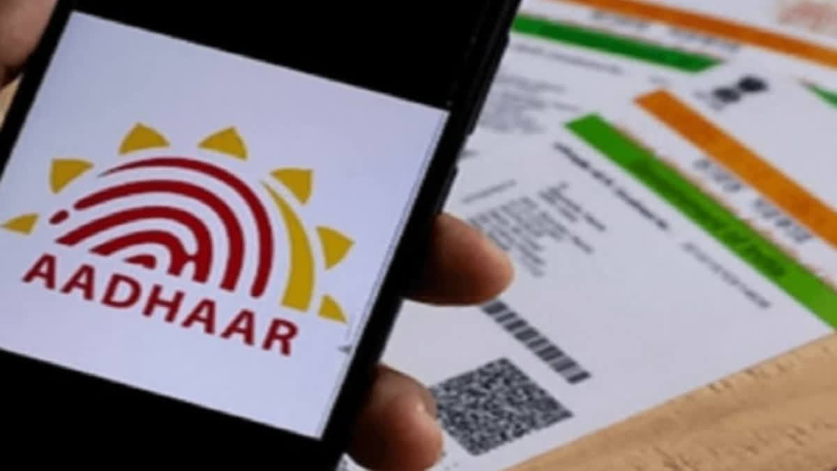 aadhaar-enrollment-helps-to-reunit-their-parents-after-10-years