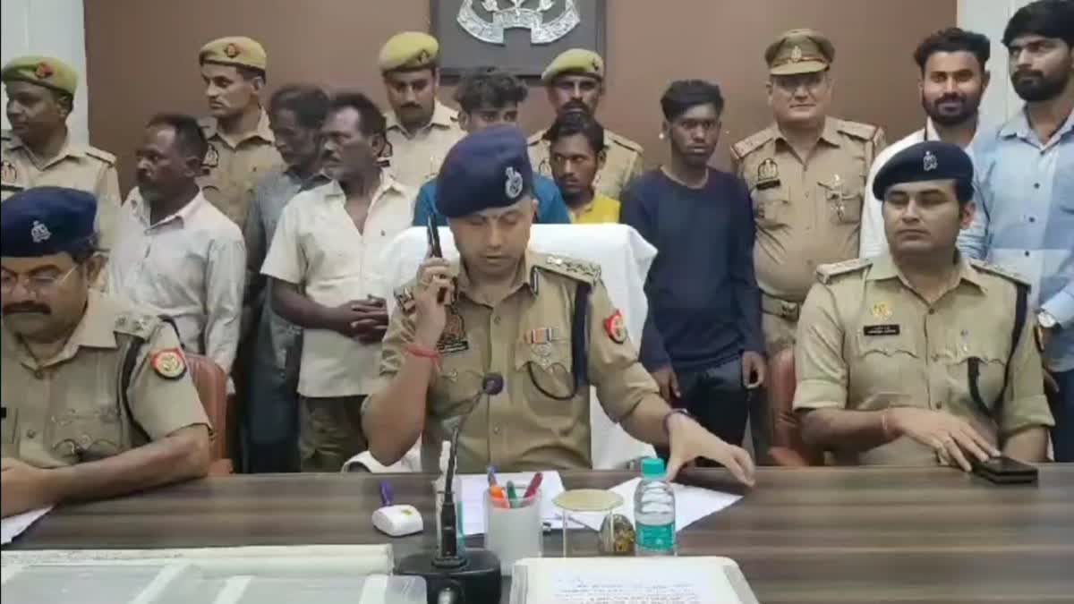 जानकारी देते  वरिष्ठ पुलिस अधीक्षक मथुरा शैलेश कुमार पांडे.