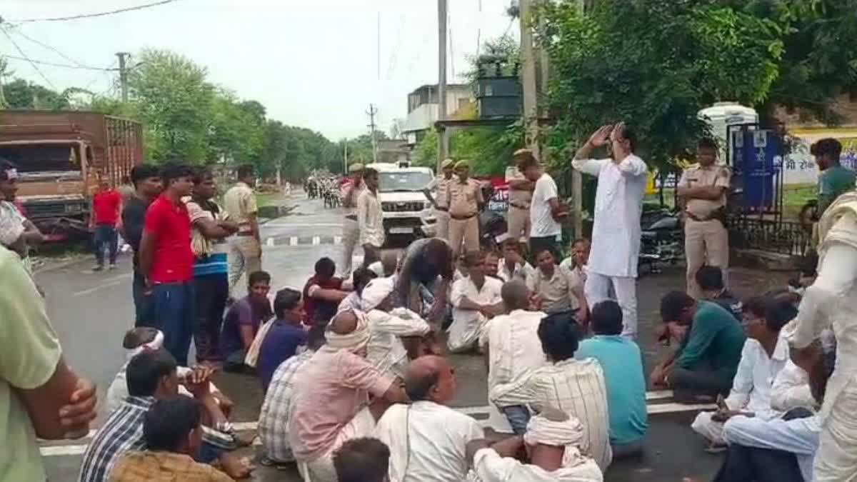 मृतक के परिजनों ने किया धरना प्रदर्शन