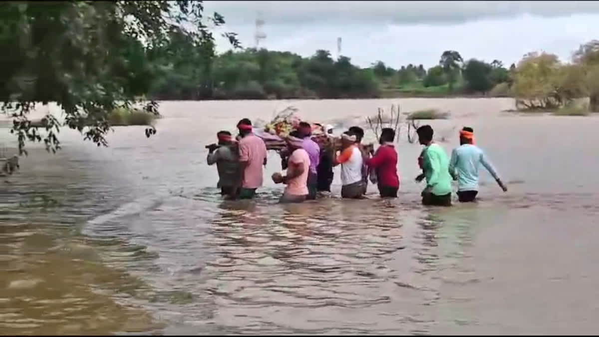 FUNERAL CONTROVERSY ISSUE  TUNGABHADRA FLOOD  VILLAGE PROBLEM  DAVANAGERE