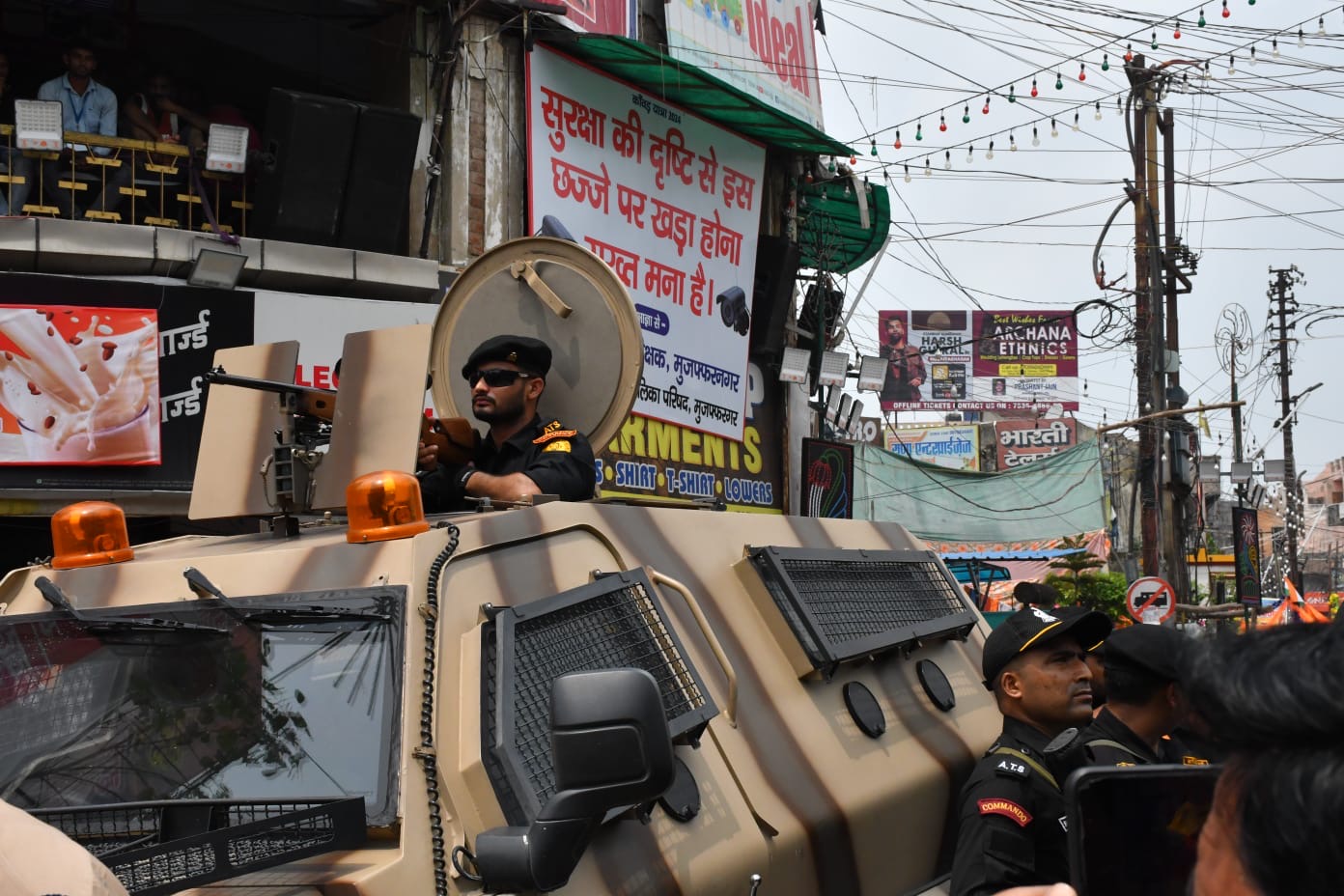 मुजफ्फरगर में तैनात बख्तरबंद वाहन.