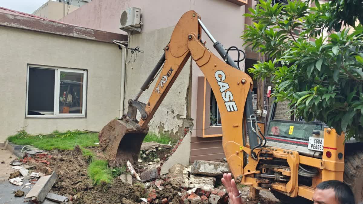 Tomar Brothers : फरार तोमर बंधुओं के अवैध निर्माण पर चला बुलडोजर...! पुलिस और निगम की संयुक्त कार्रवाई