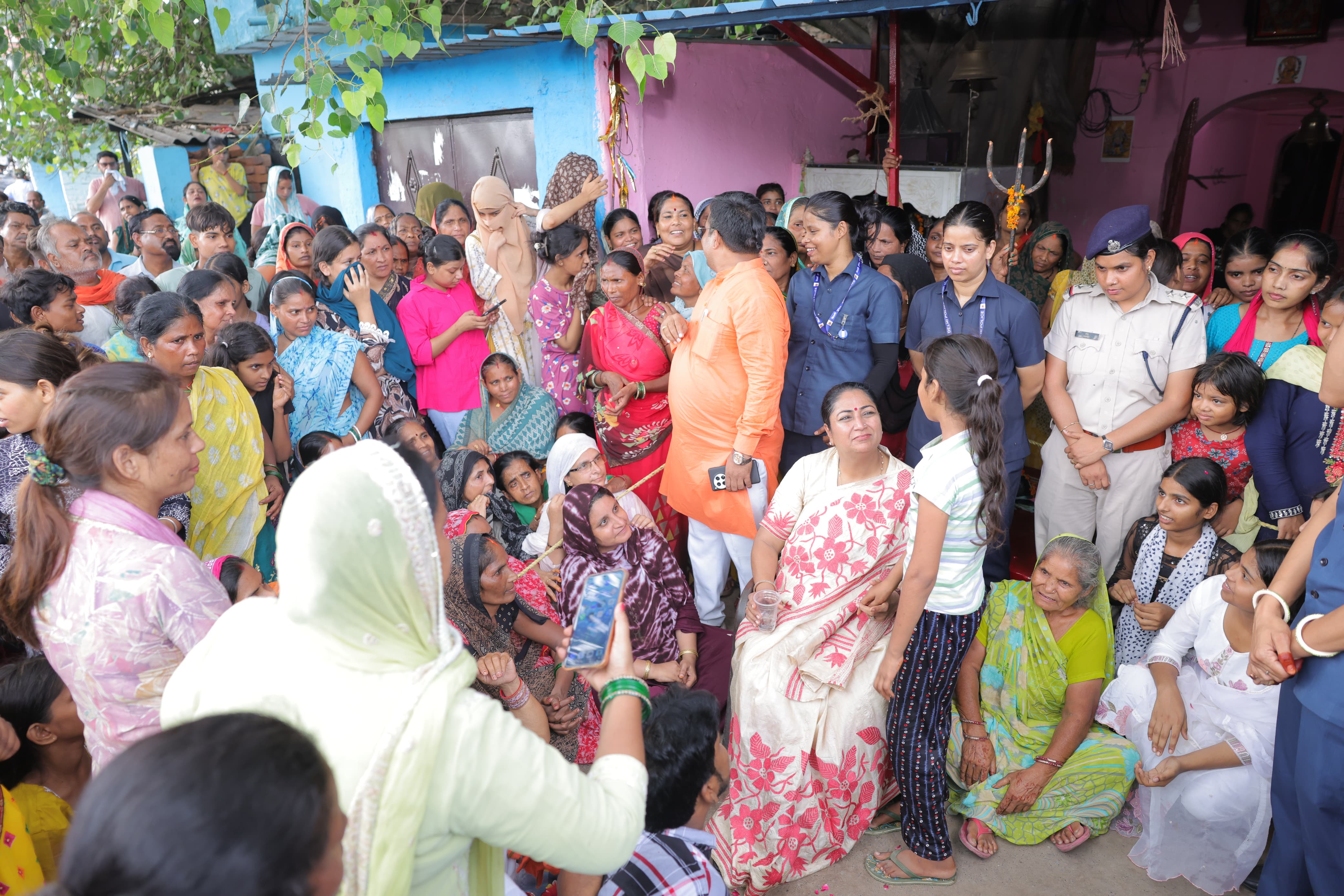 झुग्गी कैंप में सीएम रेखा