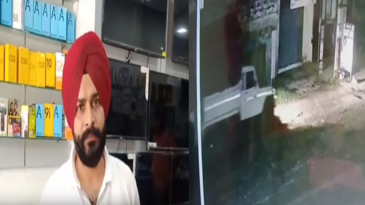 Thieves stole mobile phones in an electronic showroom in Khanna