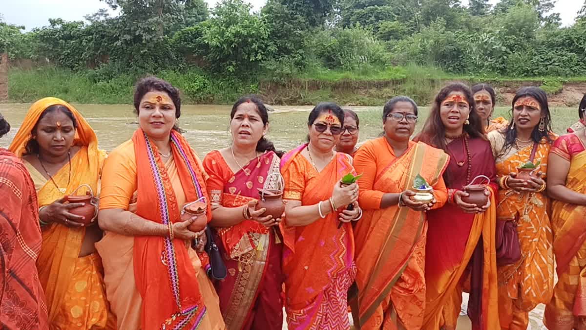 After Chandrayaan 3 landing Jharkhand BJP Mahila Morcha leaders reached on foot Baba Amreshwar Dham in Khunti