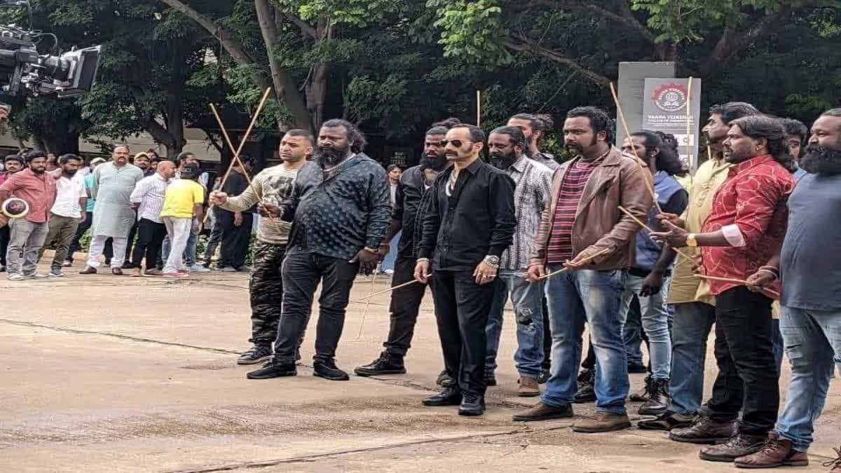 Fahadh Faasil next movie  Fahadh Faasil  Fahadh Faasil movie Avesham location stills viral  Fahadh Faasil movie Avesham location stills  Avesham location stills viral  Avesham location stills  Avesham movie  ഗുണ്ടാ നേതാവായി ഫഹദ്  ഫഹദ്  ആവേശം ലൊക്കേഷന്‍ സ്‌റ്റില്‍ പുറത്ത്  ആവേശം