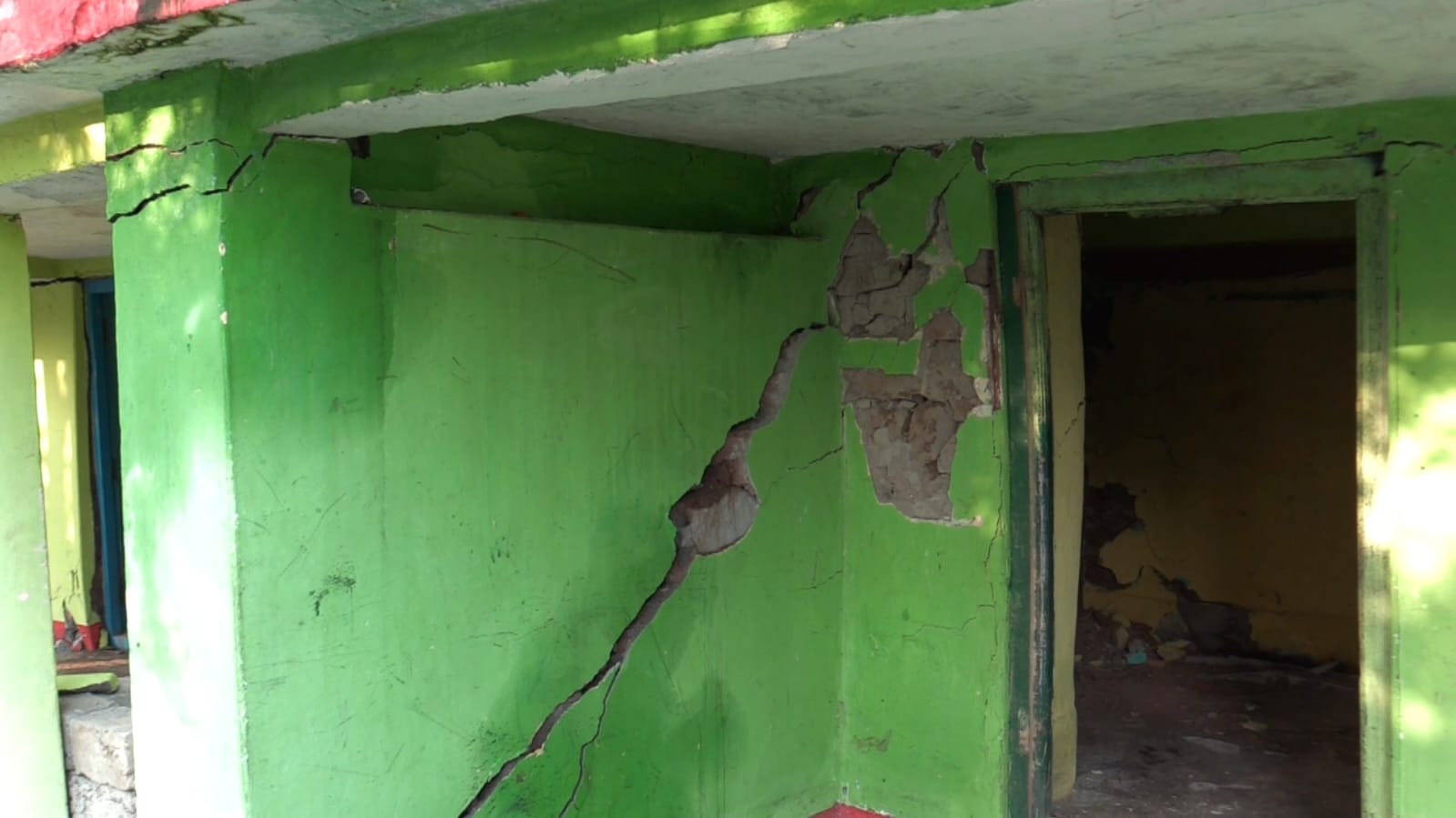 Cracks in Mandi houses due to forelane