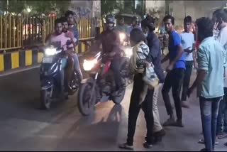 Woman Halchal With Blade in Ashoknagar Road video viral