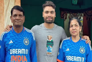 Rinku Singh gave the gift of team India jersey to his parents in Aligarh