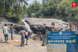 கும்பக்கரை அருவியில் நீர் வரத்து குறைவு..காத்திருந்து குளித்து செல்லும் சுற்றுலாப் பயணிகள்!